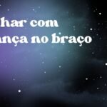 Sonhar com criança no braço
