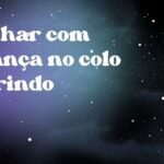 Sonhar com criança no colo sorrindo