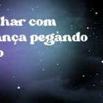 Sonhar com criança pegando fogo