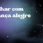 Sonhar com criança alegre