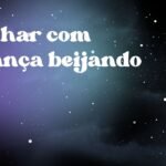 Sonhar com criança beijando