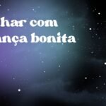 Sonhar com criança bonita