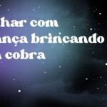 Sonhar com criança brincando com cobra
