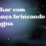 Sonhar com criança brincando na água
