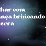 Sonhar com criança brincando na terra