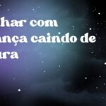 Sonhar com criança caindo de altura