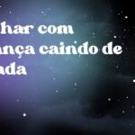 Sonhar com criança caindo de escada