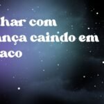 Sonhar com criança caindo em buraco