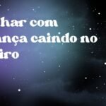 Sonhar com criança caindo no bueiro
