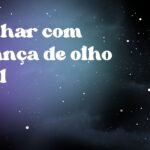 Sonhar com criança de olho azul