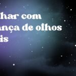 Sonhar com criança de olhos azuis