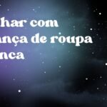 Sonhar com criança de roupa branca
