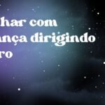 Sonhar com criança dirigindo carro
