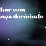 Sonhar com criança dormindo