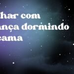 Sonhar com criança dormindo na cama