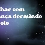 Sonhar com criança dormindo no colo
