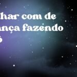 Sonhar com de criança fazendo cocô