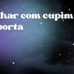 Sonhar com cupim na porta