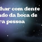 Sonhar com dente caindo da boca de outra pessoa