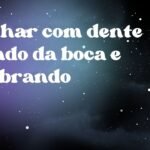 Sonhar com dente caindo da boca e quebrando