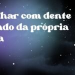 Sonhar com dente caindo da própria boca