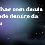 Sonhar com dente caindo dentro da boca