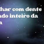 Sonhar com dente caindo inteiro da boca