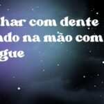 Sonhar com dente caindo na mão com sangue