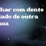 Sonhar com dente cariado de outra pessoa