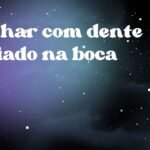 Sonhar com dente cariado na boca
