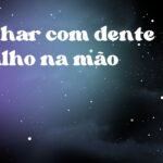 Sonhar com dente de alho na mão