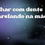 Sonhar com dente esfarelando na mão