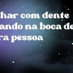 Sonhar com dente faltando na boca de outra pessoa