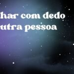 Sonhar com dedo de outra pessoa