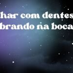 Sonhar com dentes quebrando na boca
