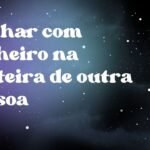 Sonhar com dinheiro na carteira de outra pessoa