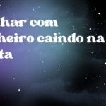 Sonhar com dinheiro caindo na conta
