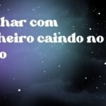 Sonhar com dinheiro caindo no chão