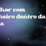 Sonhar com dinheiro dentro da água