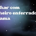 Sonhar com dinheiro enterrado na lama