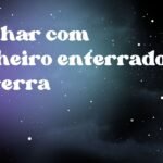 Sonhar com dinheiro enterrado na terra
