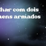 Sonhar com dois homens armados