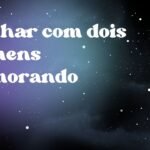 Sonhar com dois homens namorando