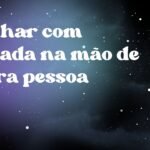 Sonhar com enxada na mão de outra pessoa