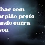 Sonhar com escorpião preto picando outra pessoa