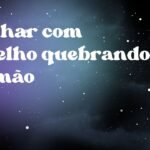 Sonhar com espelho quebrando na mão