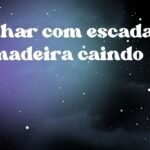 Sonhar com escada de madeira caindo