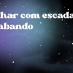 Sonhar com escada desabando