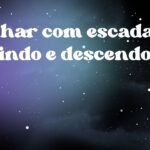 Sonhar com escada subindo e descendo