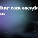 Sonhar com escada velha